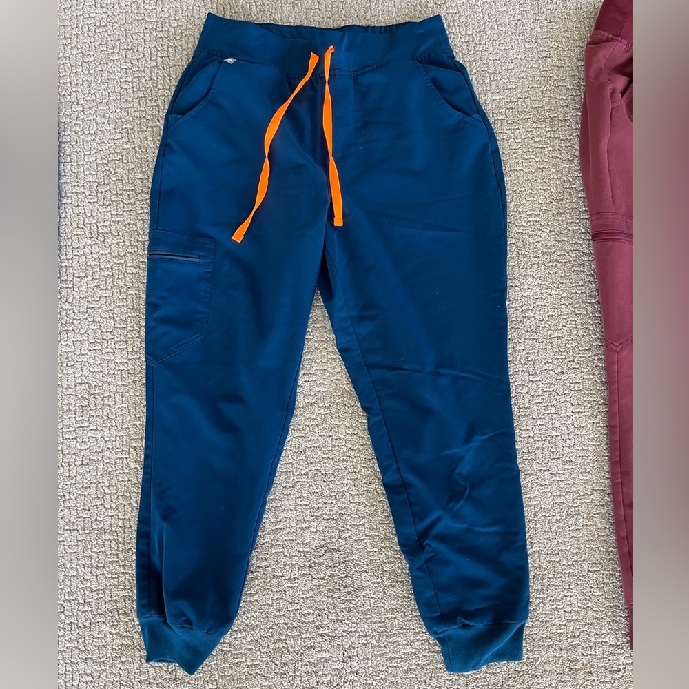 FIGS women’s jogger scrub bottoms size medium/petite in Deep Reef